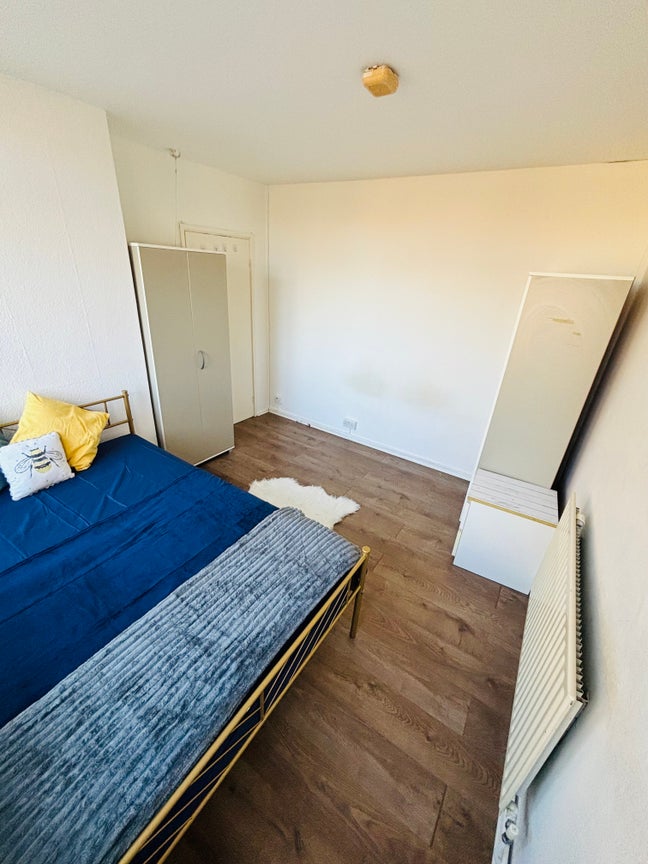Affordable Room in Warwick Avenue 🌻Prime Location Main Photo