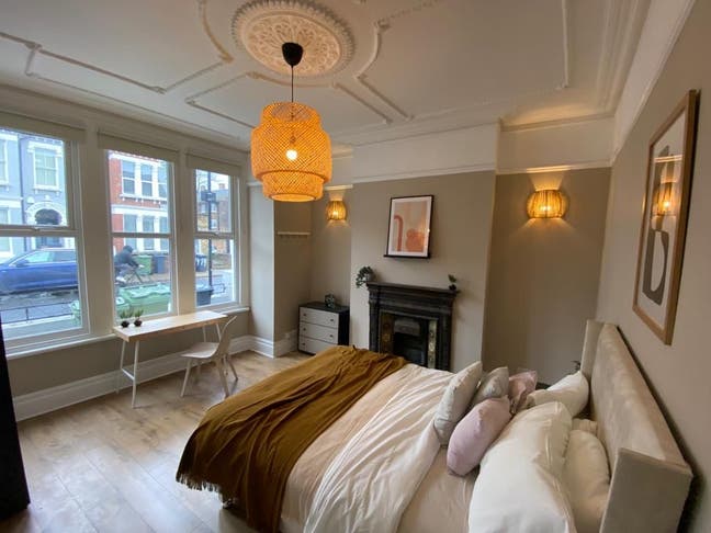 Large Doubleroom Clapham - available from 18 Oct Main Photo