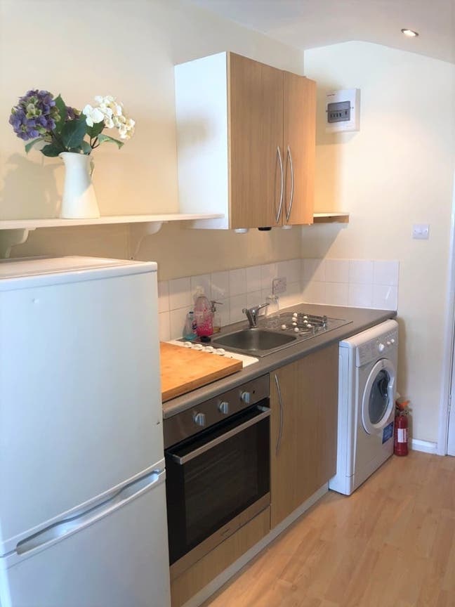 Self Contained Studio Flat to let in South Wimbled Main Photo