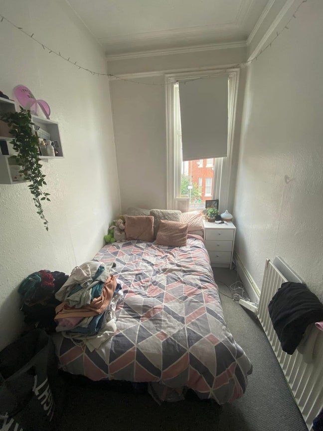 Small double room available in Tooting Bec flat Main Photo