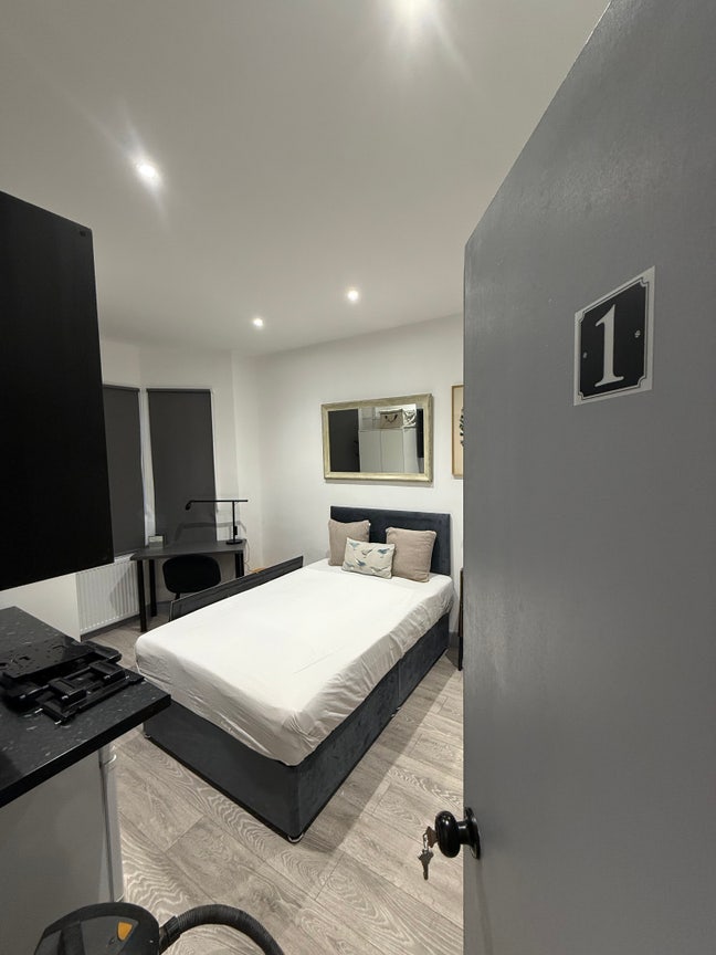 3x studios Available NOW - Luton Main Photo