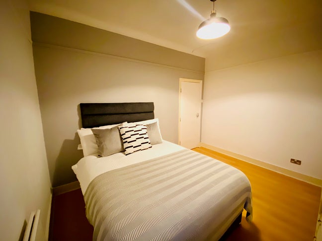 Move-In Ready Room Opposite to Station Main Photo