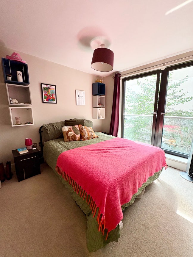 En suite double bedroom in spacious house in Bow  Main Photo