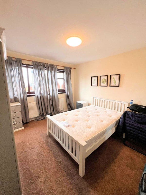 ** Large En Suite in 3 Bed House -No Bills To Pay! Main Photo