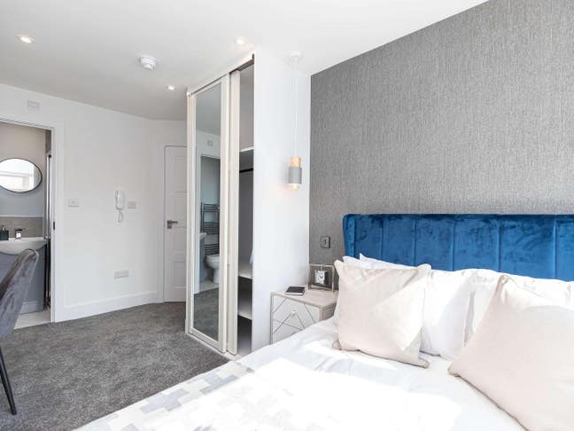 Contemporary & Relaxed Large En-Suite Room Main Photo