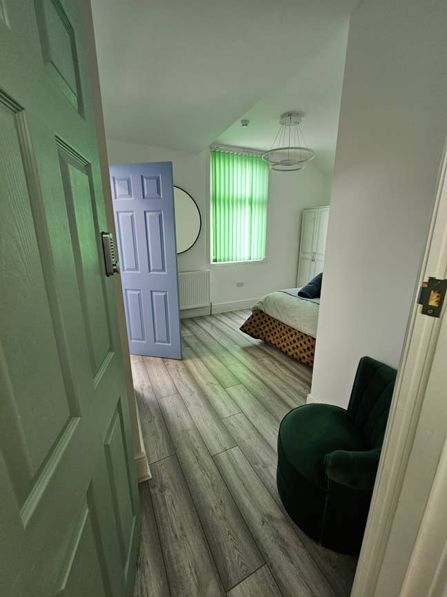 New and Modern Interior designed ENSUITE Room Main Photo