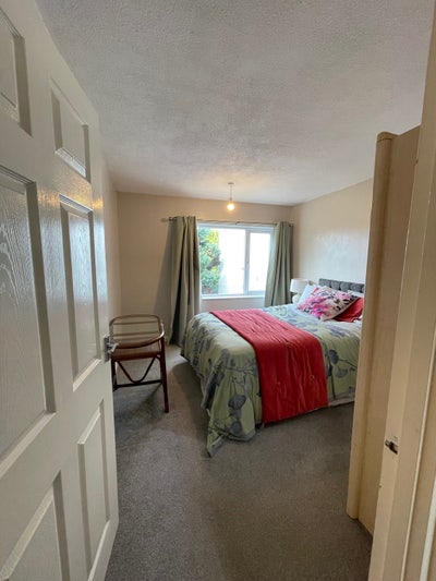 Double bedroom in a beautiful house Main Photo
