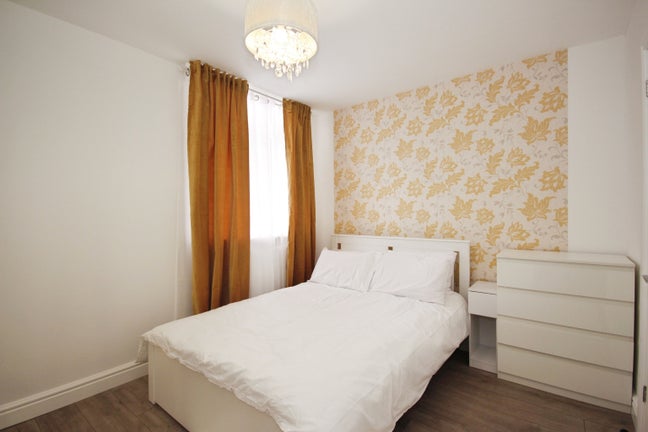 Newly redecorated modern house Main Photo