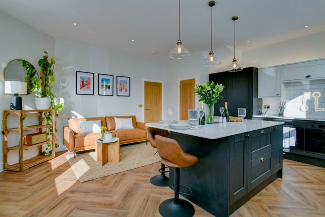 Guy’s Room in Most Spectacular, Sociable Home Main Photo