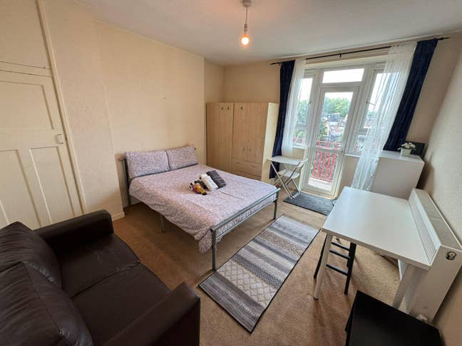 Spacious Double Room 10 Mins from District Line Main Photo