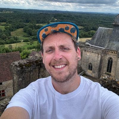 I'm a 36 year old professional working in Loc... Main Photo