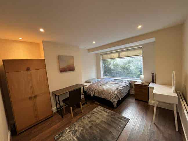 Large double room  Main Photo