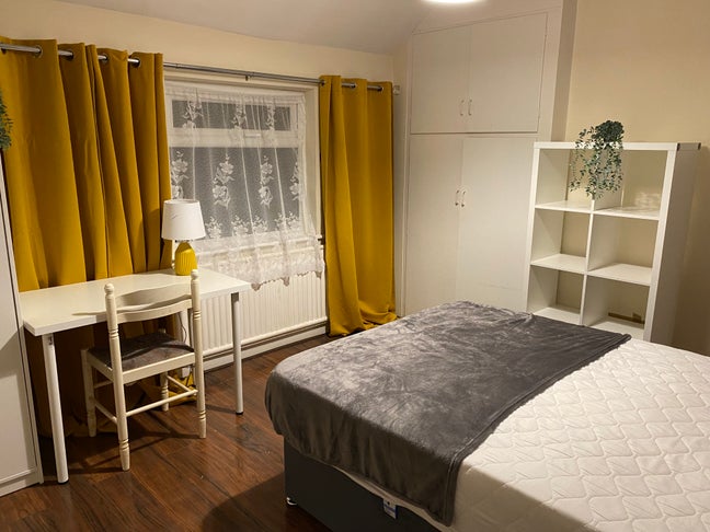 Freshly Painted Room Good Size Main Photo