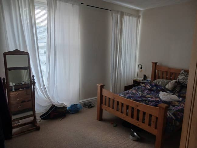 Double room in friendly shared house  Main Photo