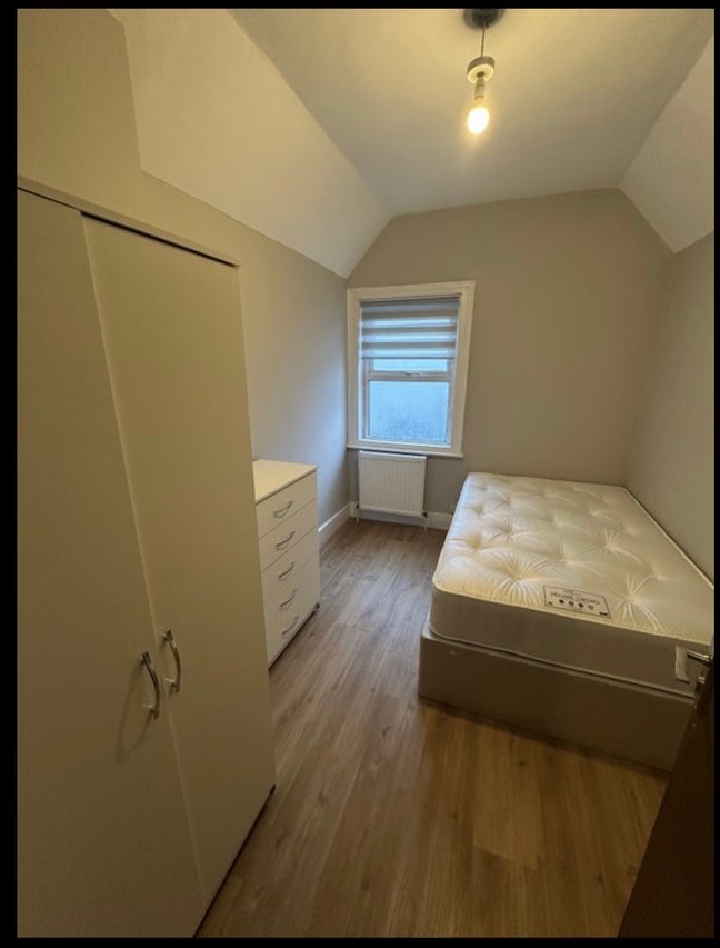 Newly decorated room in Croydon  Main Photo