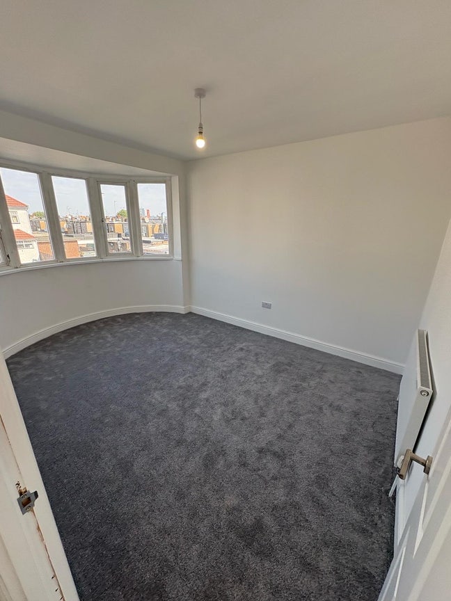🏡 Modern 5 Bedroom 2 Bathroom in Colindale 🏡 Main Photo