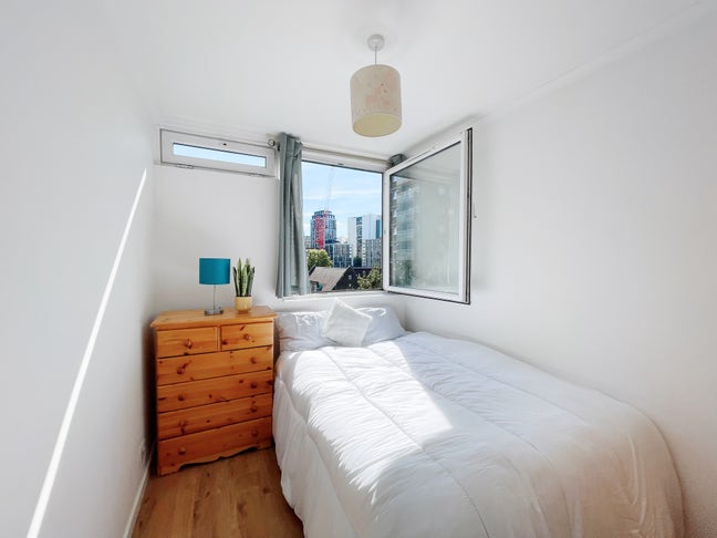 Bright Property next to the Dock│Tower Bridge Main Photo