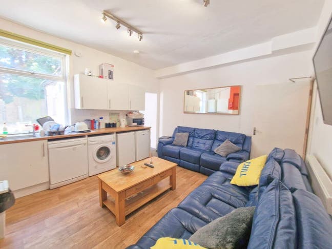 ** Lovely Rooms JQ & City Centre! No Bills to Pay! Main Photo