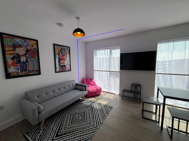 Room to rent- near Victoria Centre Main Photo