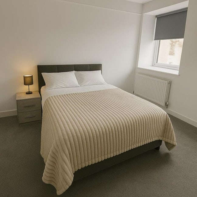 Professional House Share – Spacious Double Bedroom Main Photo