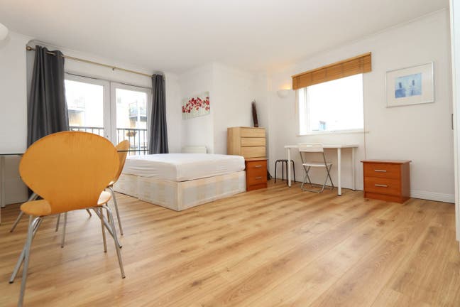 Modern 3-Bedroom Flat by Riverside Limehouse Main Photo