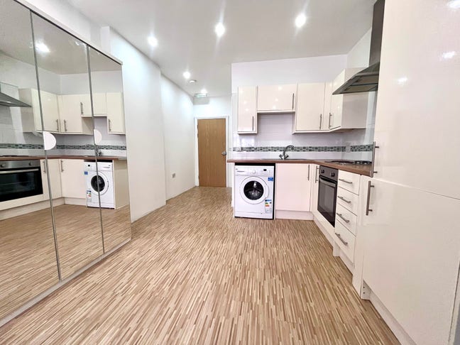 Studio Flat to Let on Ley Street, Ilford IG2 Main Photo