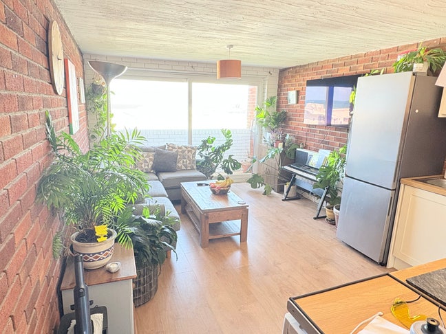 Fully Furnished, Close To Beach, All Bills Inc. Main Photo