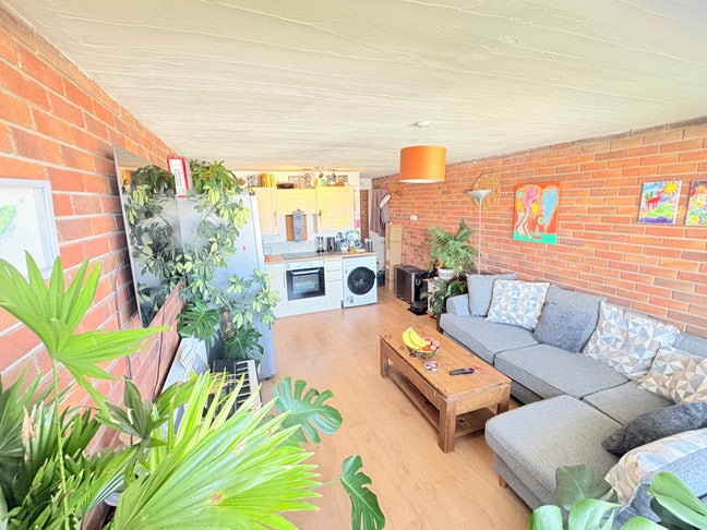 Fully Furnished, Close To Beach, All Bills Inc. Main Photo