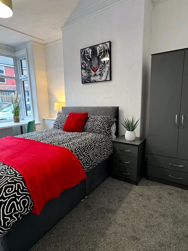 Rooms for Rent: Spacious 4-Bedrooms House  Main Photo