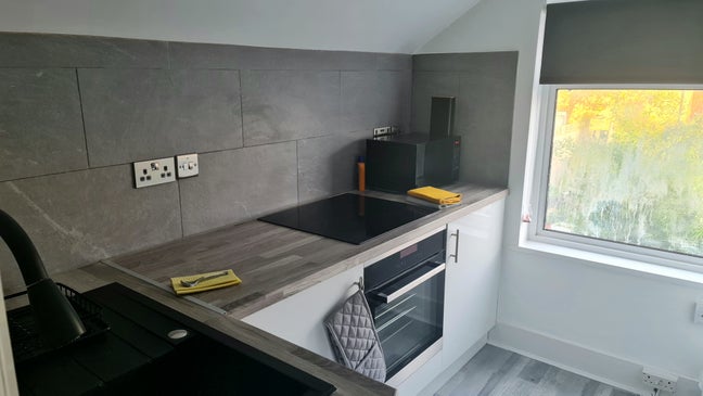 1-Bed En-Suite with Lounge & Kitchen – Bills Incl Main Photo
