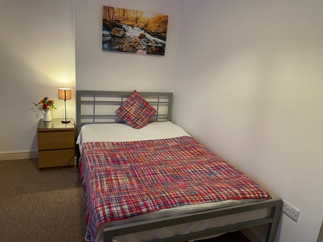Large Bedroom/Parking/Cleaner/Garden Main Photo