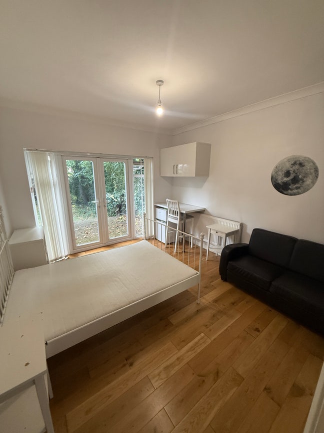 Large Double Room With En-Suite With Garden Main Photo