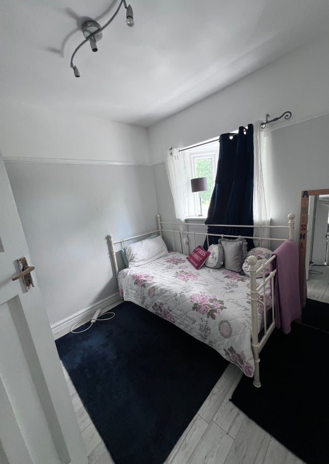 Ilford -Gants Hill - Single Room (students only)  Main Photo