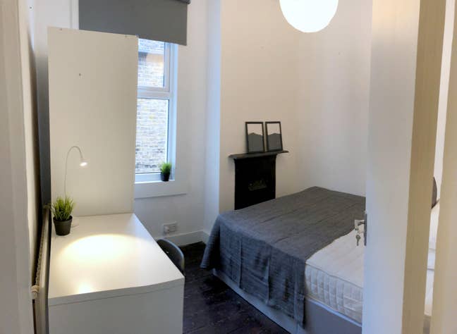Bright Clean Double Rm Mins frm Colliers Wood Tube Main Photo
