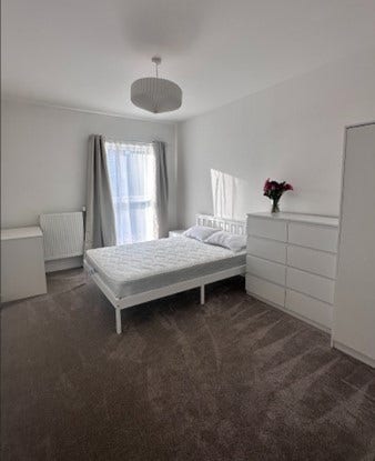 Large Furnished Bedroom + Ensuite Main Photo