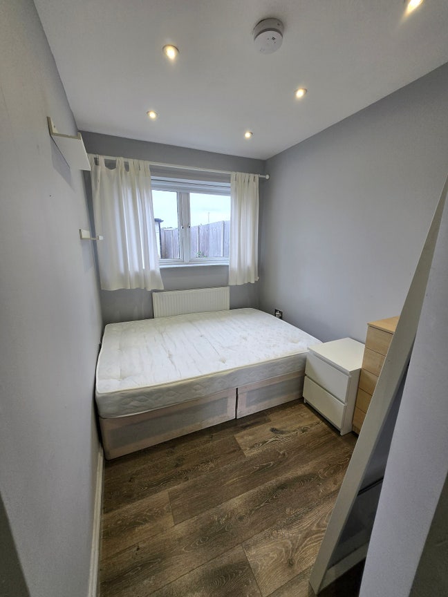 Large 5 Double Bedroom House**Garden**3 Bathrooms Main Photo