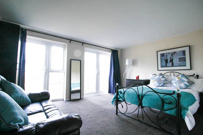 Spacious double room available with own garden  Main Photo