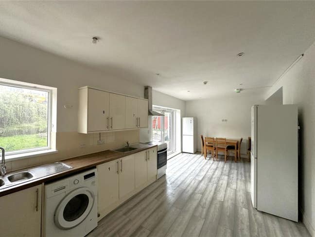 8 great rooms in IG11 Main Photo
