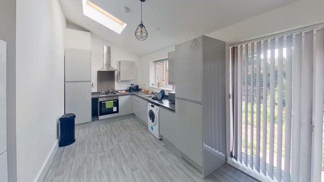 1 room available in 6 BR house in Lenton area Main Photo