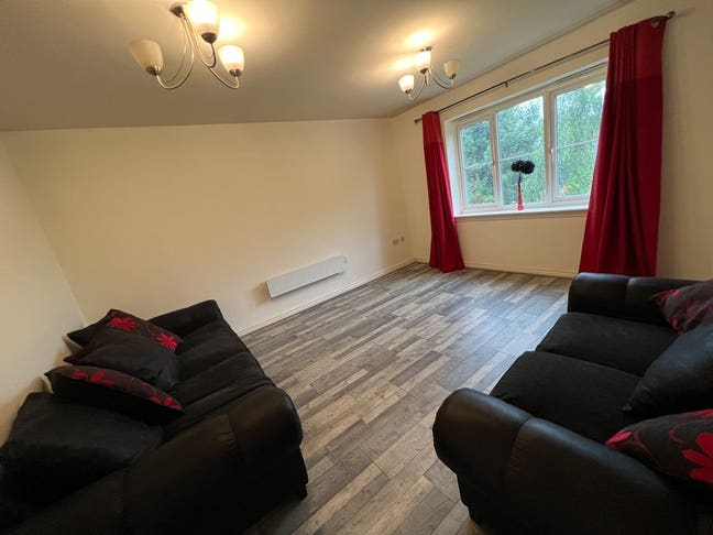 Spacious 2 bedrooms flat, Oldbury available asap Main Photo