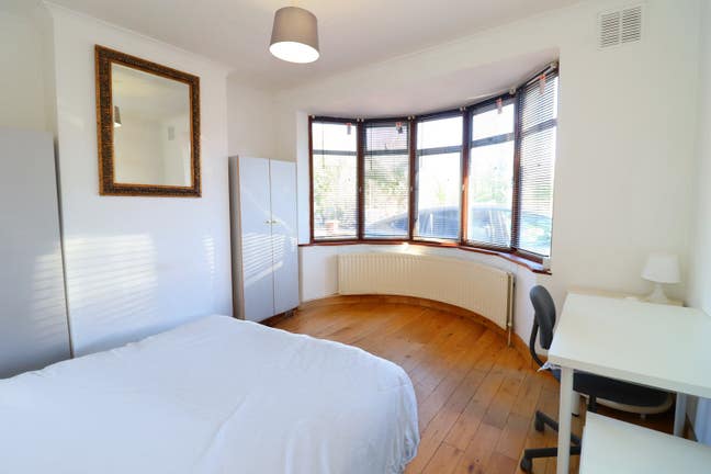 2 Beautiful Rooms on the Road to Brixton! Main Photo