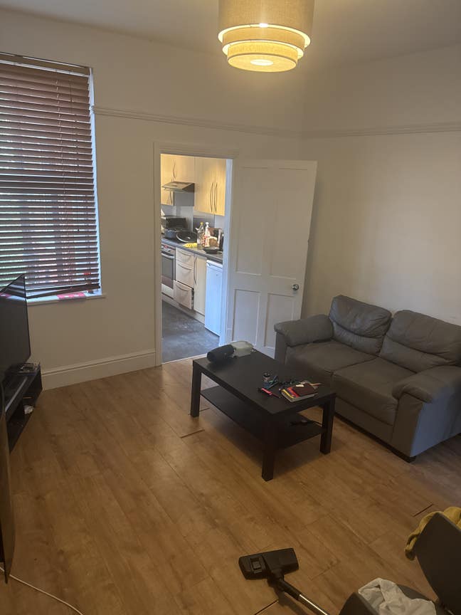 Spacious 2-Bed Flat Share – Safe & Quiet Area  Main Photo