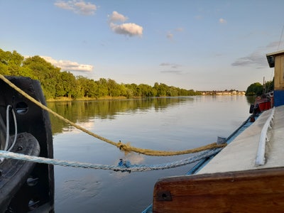 Room in beautiful houseboat on Chiswick Pier Main Photo