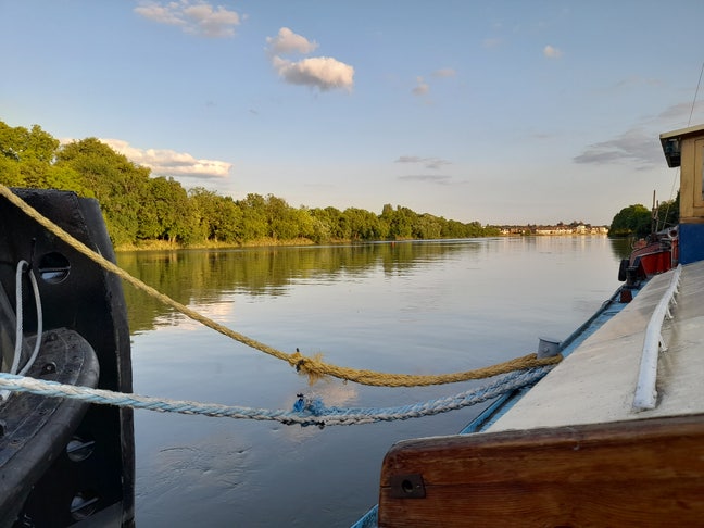 Room in beautiful houseboat on Chiswick Pier Main Photo