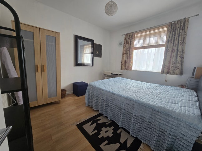 🏡 🏡 Comfortable Room with Private Living Area –  Main Photo