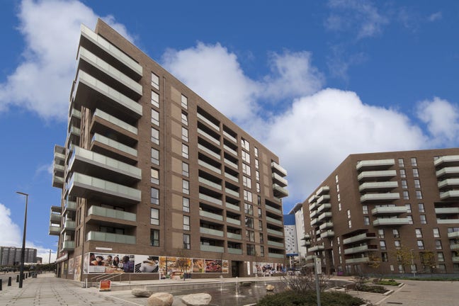 Stunning one bed with balcony and Gym, E14 Main Photo
