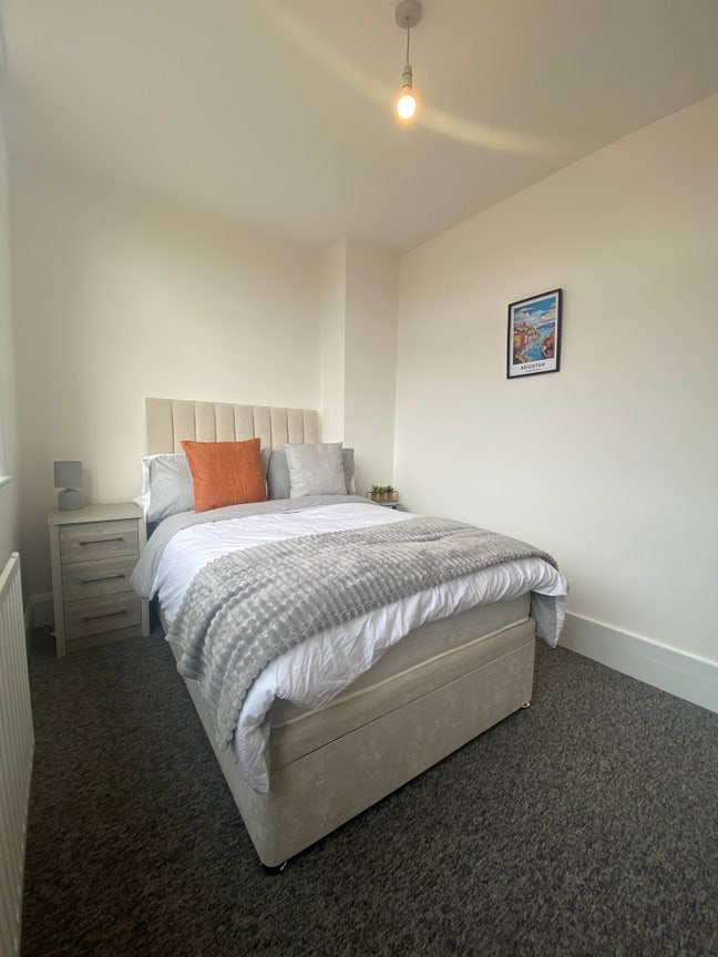 Newly Refurbished Home | Double Rooms With Bills Main Photo