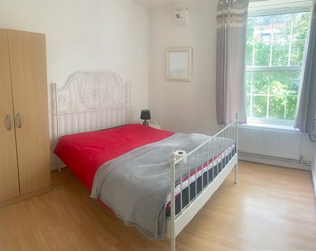 Aldgate East, E1, Comfy 3 Bedroom Flat with Lounge Main Photo