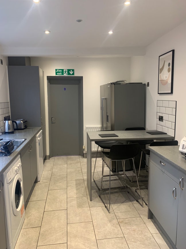 Private Bathroom - 2 Weeks Free - Town Centre Main Photo