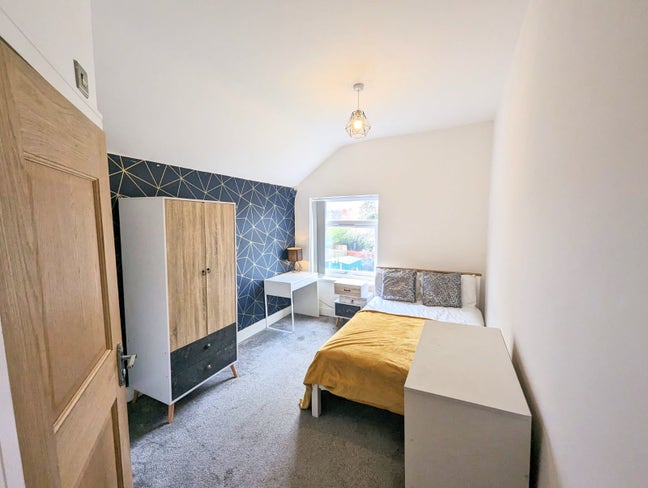 ** LARGE Modern Luxury En Suite - No Bills To Pay! Main Photo